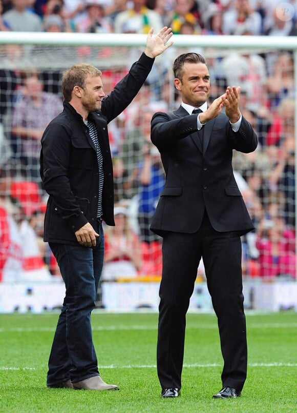Gary Barlow et Robbie Williams à l'occasion du 2010 Soccer Aids Match, au stade d'Old Trafford, à Manchester, le 6 juin 2010.