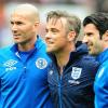 Zinedine Zidane, Robbie Williams et Luis Figo à l'occasion du 2010 Soccer Aids Match, au stade d'Old Trafford, à Manchester, le 6 juin 2010.