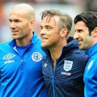 Quand Robbie Williams, Simon Baker et Woody Harrelson... affrontent les stars du foot Zinedine Zidane et Luis Figo !