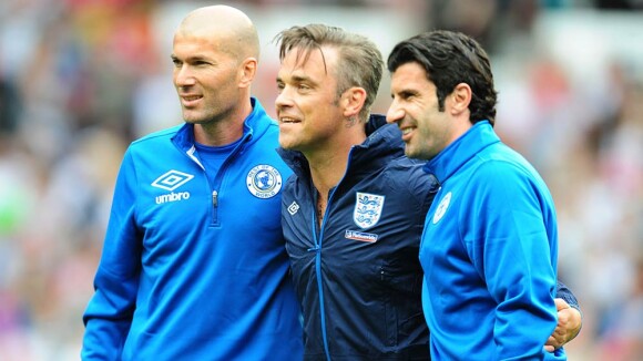 Quand Robbie Williams, Simon Baker et Woody Harrelson... affrontent les stars du foot Zinedine Zidane et Luis Figo !