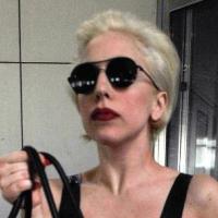 Lady Gaga : Plus Madonna que jamais, elle exhibe son it-bag douloureusement customisé et... ses folles chaussures !