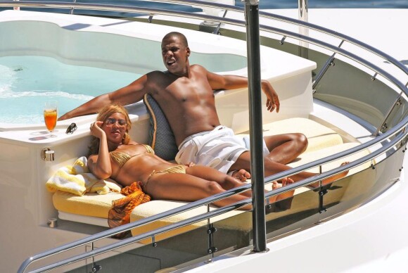 Jay-Z et Beyoncé se prélassent sur leur Yacht au large de la côte d'Azur.