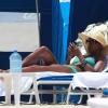 Kelly Rowland se détend sur la plage de Miami, mais ne lâche pas son téléphone