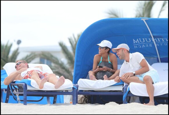 Halle Berry, fraîchement séparée de Gabriel Aubry, se console, entourée de beaux garçons sur le sable de Miami