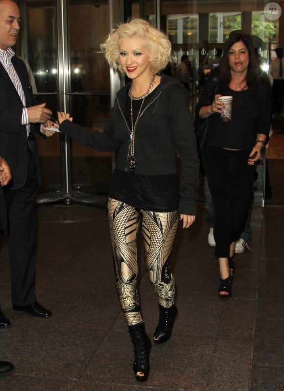 Christina Aguilera quitte le Today Show, à New York, le 8 juin 2010 !