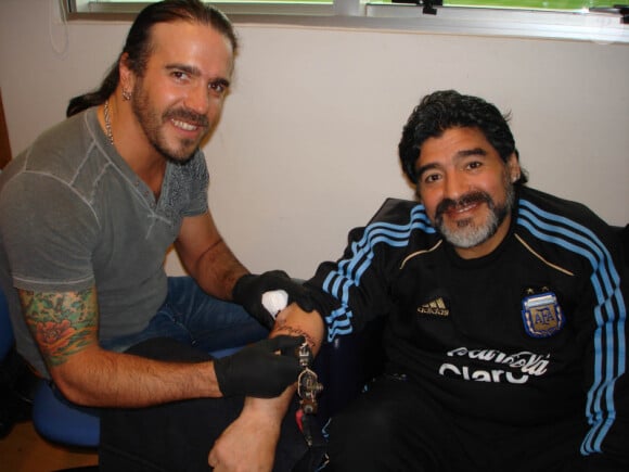 Diego Maradona s'offre un tatouage qui porte le prénom de Benjamin, son premier petit-fils, à la veille de son départ pour l'Afrique du Sud pour le Mondial 2010 de football, lundi 7 juin 2010.