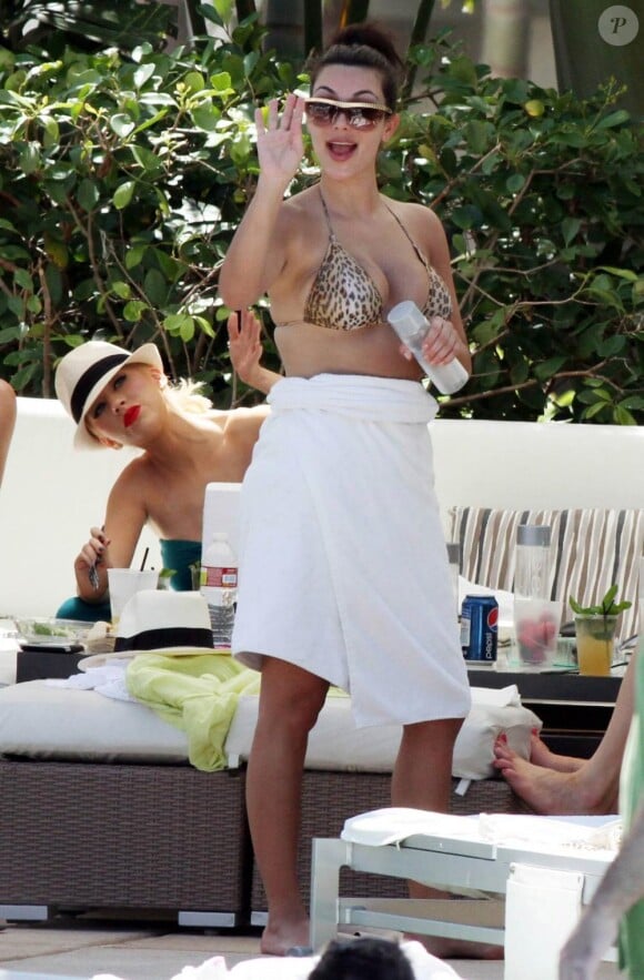 Christina à l'hôtel South Beach, à Miami, a retrouvé sa copine Kim Kardashian ! 12/06/2010