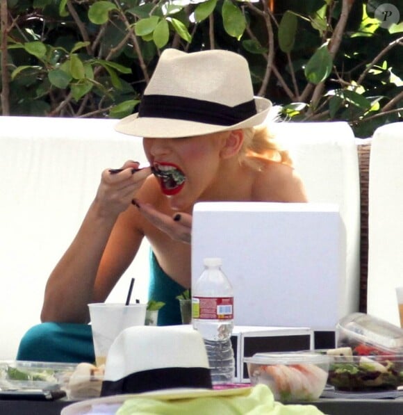 Christina à l'hôtel South Beach, à Miami, s'est mise en mode gloutonne ! 12/06/2010