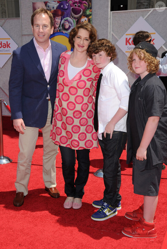Joan Cusack en famille lors de l'avant-première de Toy Story 3 à Los Angeles le 13 juin 2010
