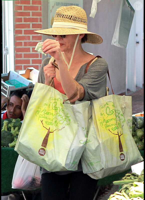 Annette Bening fait les courses au marché à Los Angeles le 13 juin 2010