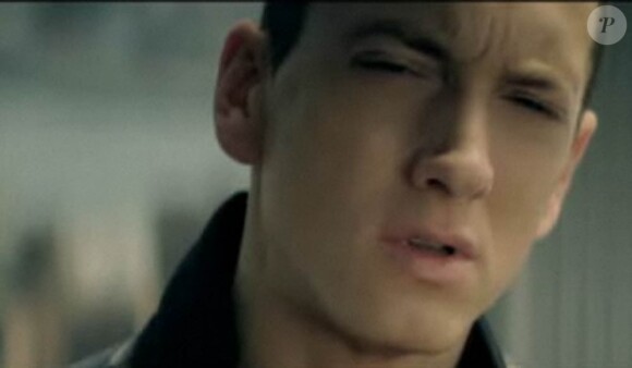 Eminem prend des airs de super-héros dans le clip de Not Afraid, premier extrait de son nouvel album : Recovery.