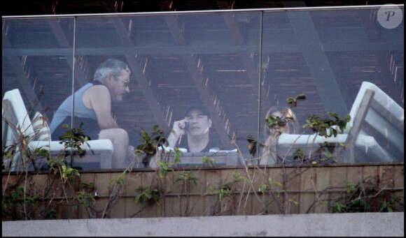 John Travolta et son épouse Kelly Preston ont un déjeuner de travail avec inconnu à l'Hôtel Fasano à Rio de Janeiro le 16 juin 2010
