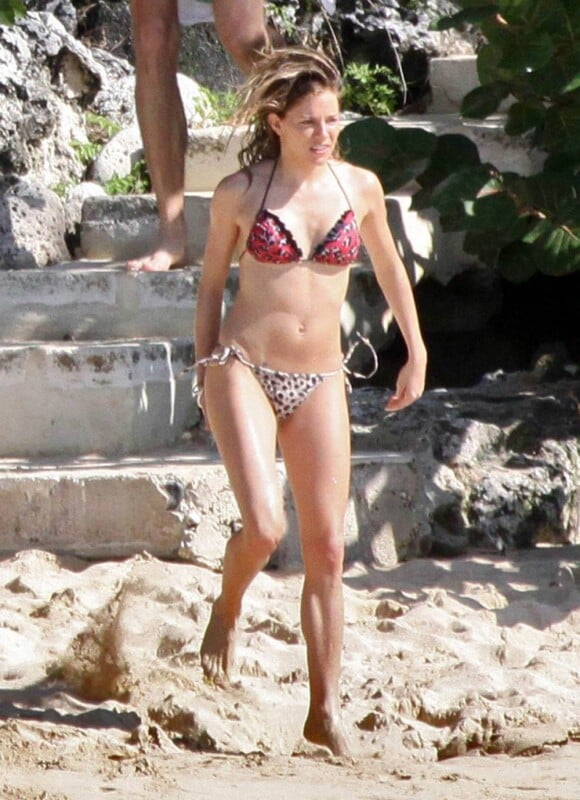 Sienna Miller au soleil dans un bikini sexy, pour commencer l'été en beauté !