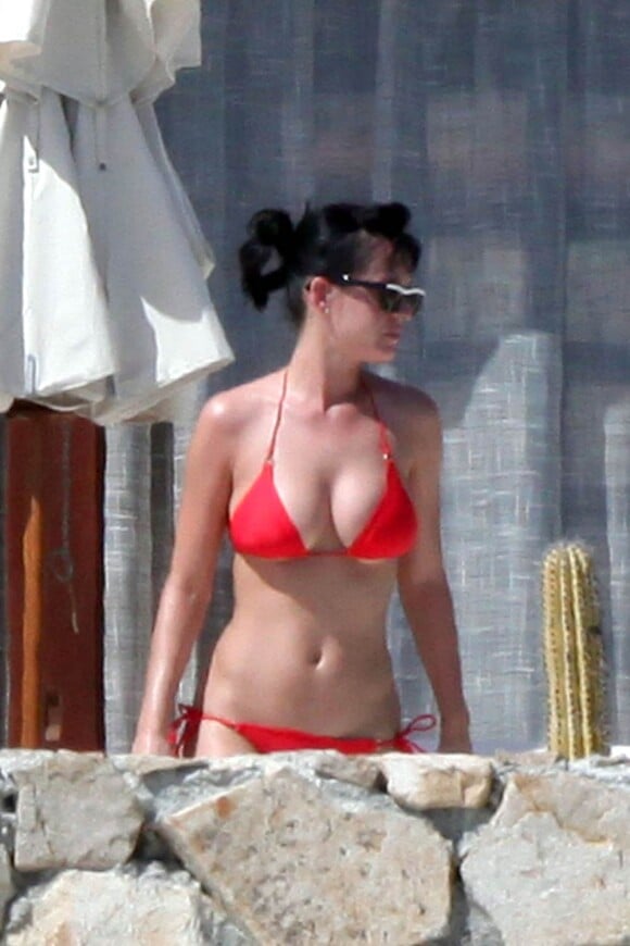 Katy Perry au soleil dans un bikini sexy, pour commencer l'été en beauté !
