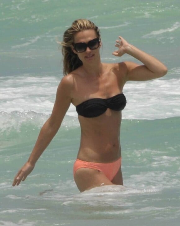 Molly Sims au soleil dans un bikini sexy, pour commencer l'été en beauté !