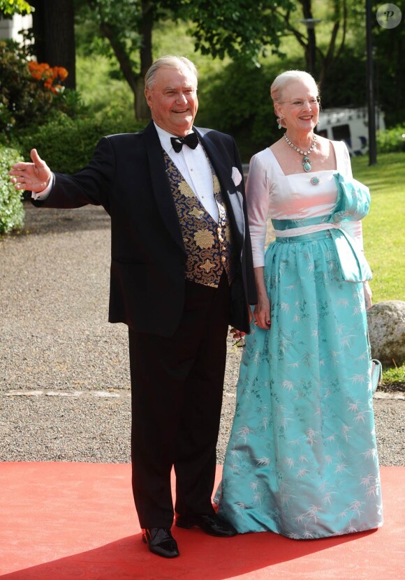 Vendredi 18 juin, à la veille de leur mariage, Victoria de Suède et Daniel Westling accueillaient de prestigieux convives pour un banquet en leur honneur. La reine Margrethe de Danemark et le prince consort Henrik.