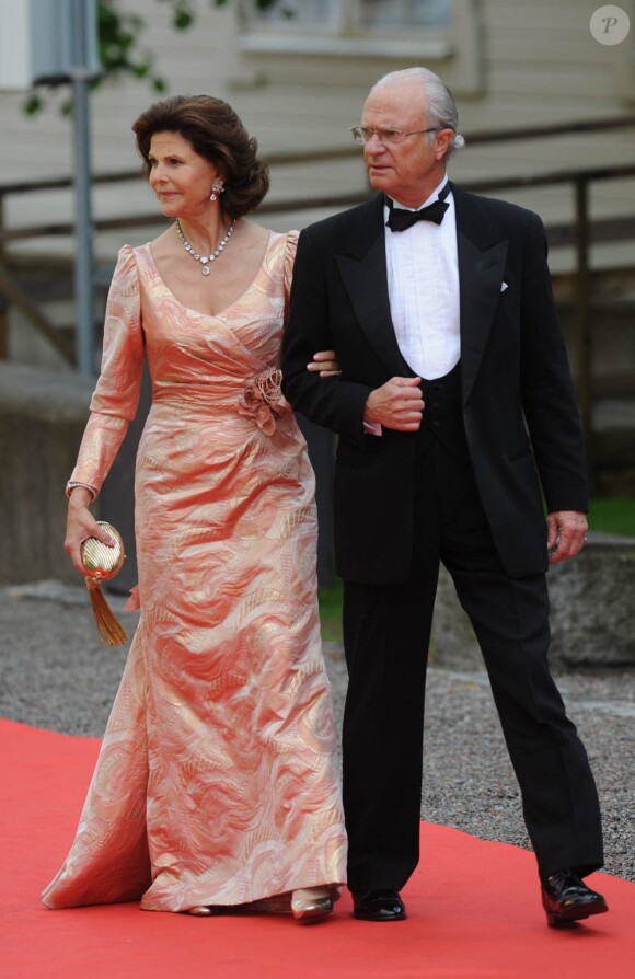 Vendredi 18 juin, à la veille de leur mariage, Victoria de Suède et Daniel Westling accueillaient de prestigieux convives pour un banquet en leur honneur. Le roi Carl XVI Gustaf et la reine Silvia.