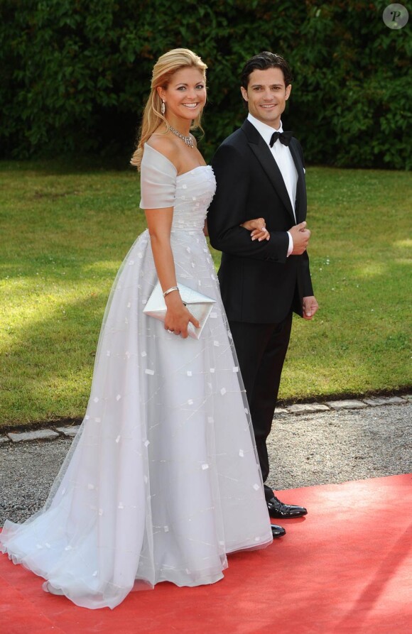 Vendredi 18 juin, à la veille de leur mariage, Victoria de Suède et Daniel Westling accueillaient de prestigieux convives pour un banquet en leur honneur. Madeleine et Carl Philip de Suède.