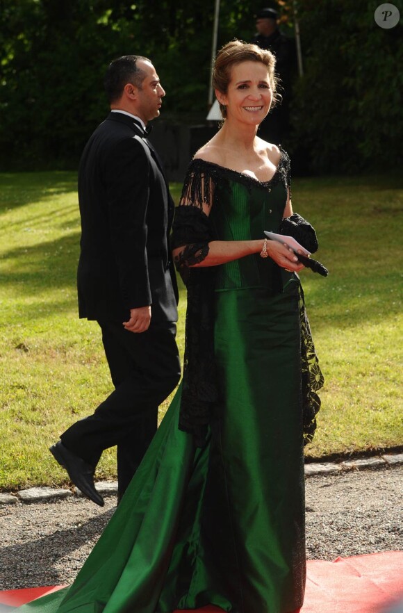 Vendredi 18 juin, à la veille de leur mariage, Victoria de Suède et Daniel Westling accueillaient de prestigieux convives pour un banquet en leur honneur. L'infante Elena d'Espagne.