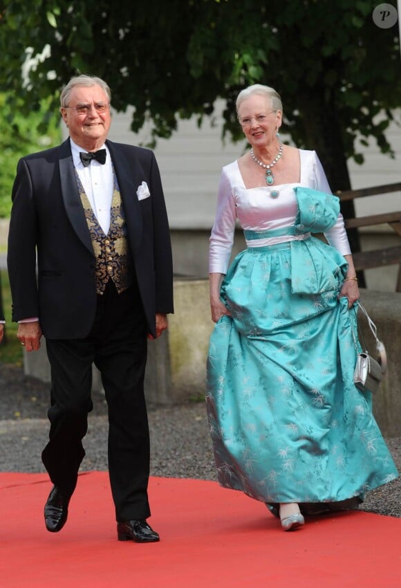 Vendredi 18 juin, à la veille de leur mariage, Victoria de Suède et Daniel Westling accueillaient de prestigieux convives pour un banquet en leur honneur. Photo : la reine Margrethe de danemark et le prince Henrik.