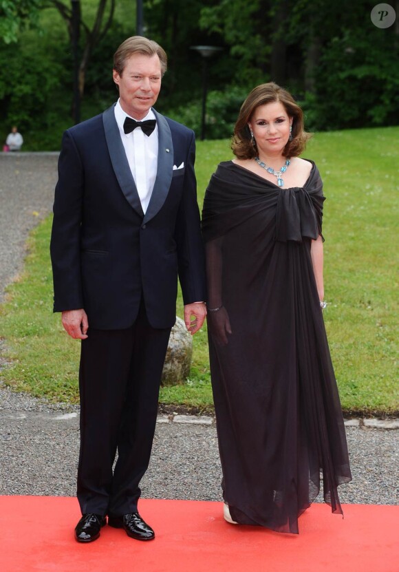 Vendredi 18 juin, à la veille de leur mariage, Victoria de Suède et Daniel Westling accueillaient de prestigieux convives pour un banquet en leur honneur. Le grand duc Henri de Luxembourg et sa femme Maria Teresa.