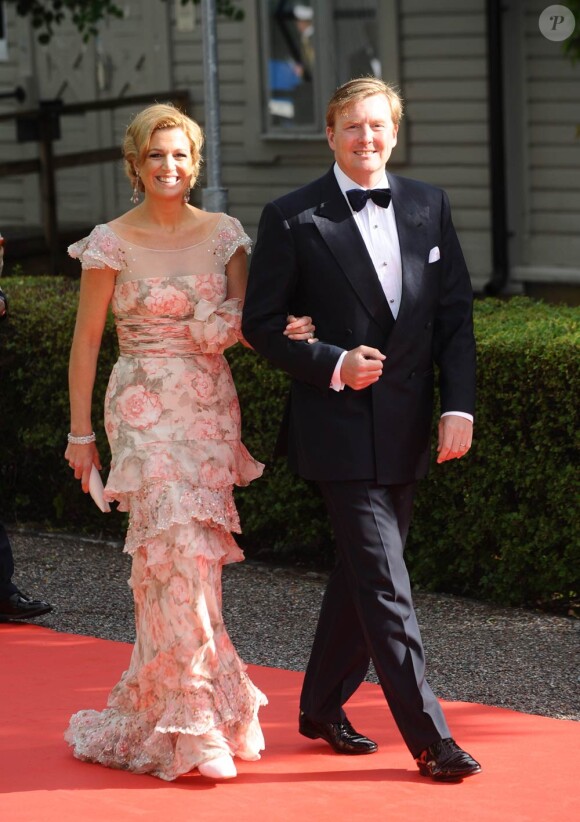 Vendredi 18 juin, à la veille de leur mariage, Victoria de Suède et Daniel Westling accueillaient de prestigieux convives pour un banquet en leur honneur. Willem-Alexander et Maxima des Pays-Bas.