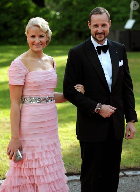 Vendredi 18 juin, à la veille de leur mariage, Victoria de Suède et Daniel Westling accueillaient de prestigieux convives pour un banquet en leur honneur. Mette-Marit et Haakon de Norvège.