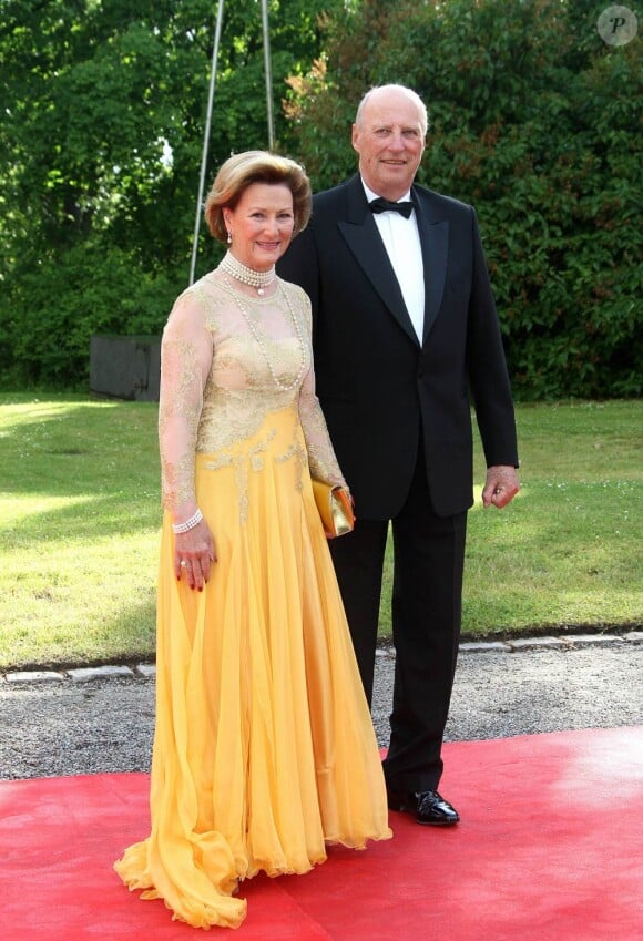 Vendredi 18 juin, à la veille de leur mariage, Victoria de Suède et Daniel Westling accueillaient de prestigieux convives pour un banquet en leur honneur. Photo : le roi Harald et la reine Sonja de Norvège.
