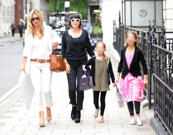 Kate Moss et Sadie Frost, ainsi que leur fille respective, Lila Grace et Iris, à Londres, le 20 juin 2010