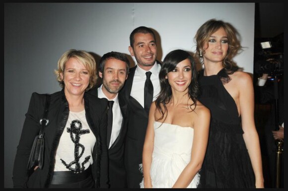 L'équipe du Grand Journal : Pauline Lefèvre, Yann Barthès, Ariane Massenet, Elise Chassaing et Ali Baddou lors du 63e Festival de Cannes