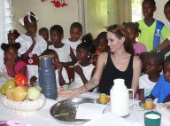 Regardez Angelina Jolie transmettre un témoignage difficile, puis se transformer en mère Noël !