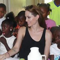 Regardez Angelina Jolie transmettre un témoignage difficile, puis se transformer en mère Noël !