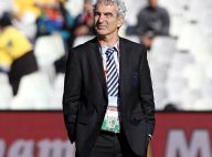 Regardez Raymond Domenech, il y a 30 ans, avec moustaches et chemise rétro... déjà faire des siennes !