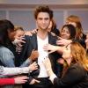 Robert Pattinson assailli par les fans, au musée de Madame Tussaud.