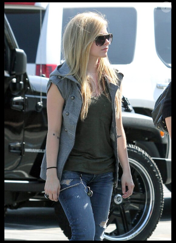 Avril Lavigne, qui vient de sortir sa nouvelle fragrance, est aperçue faisant du shopping du West Hollywood, mercredi 23 juin.