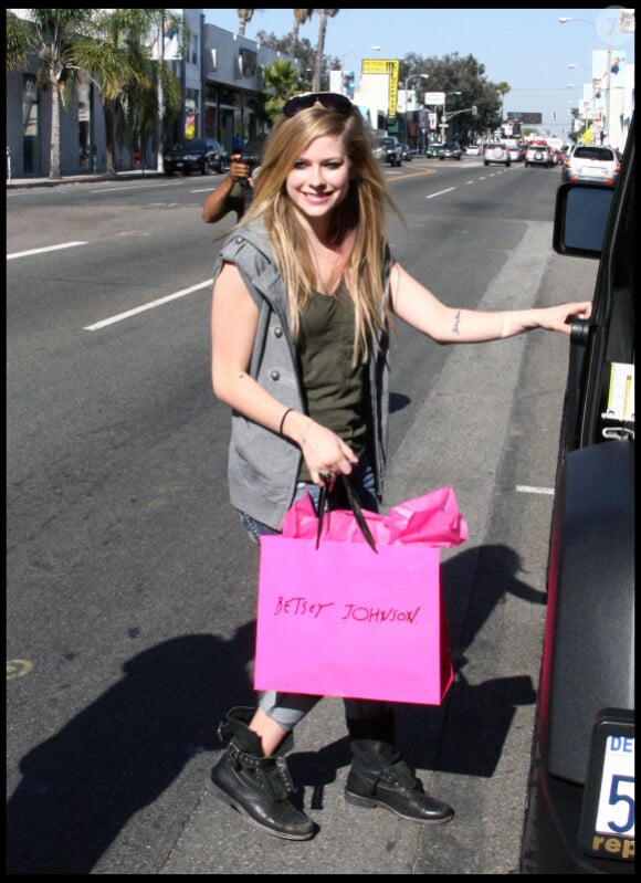 Avril Lavigne, qui vient de sortir sa nouvelle fragrance, est aperçue faisant du shopping du West Hollywood, mercredi 23 juin.