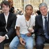 Antoine Arnault, Pharrell Williams, et Yves Carcelle lors du défilé Louis Vuitton à Paris, le 24 juin 2010