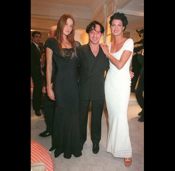John Galliano entouré de Carla Bruni et Linda Evangelista en 1997