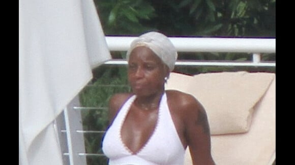 Pour la sexy Mary J. Blige, les vacances c'est Sea, Sun &... Tatoos !