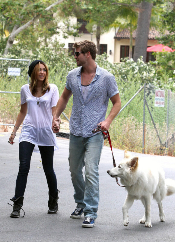 Miley Cyrus et Liam Hemsworth, promenade en amoureux dans les rues de Toluca Lake le 26 juin 2010.
