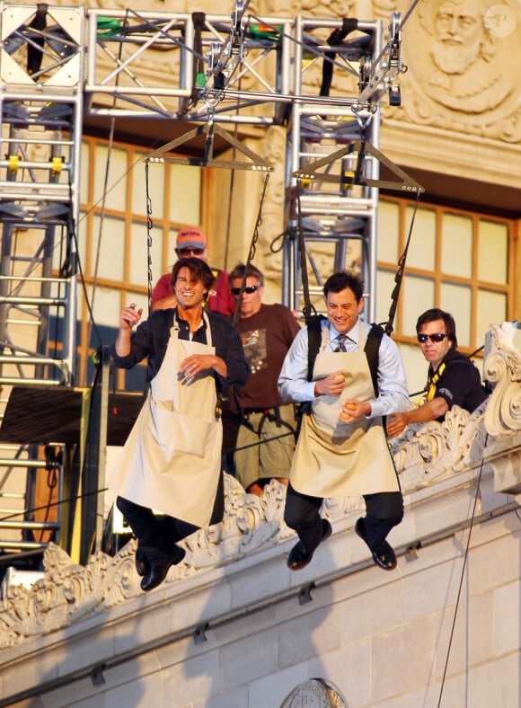 Tom Cruise fait de la tyrolienne lors de l'émission Jimmy Kimmel Live ! le 25 juin 2010