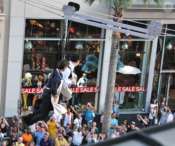 Tom Cruise fait de la tyrolienne lors de l'émission Jimmy Kimmel Live ! le 25 juin 2010