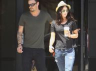 Megan Fox et Brian Austin Green, deux jeunes mariés amoureux et passionnés, qui se câlinent au soleil couchant...