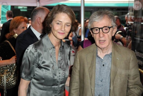 Charlotte Rampling et Woody Allen, à l'occasion de l'ouverture du festival Paris Cinéma, au Gaumont Capucines, à Paris, le 1er juillet 2010.
