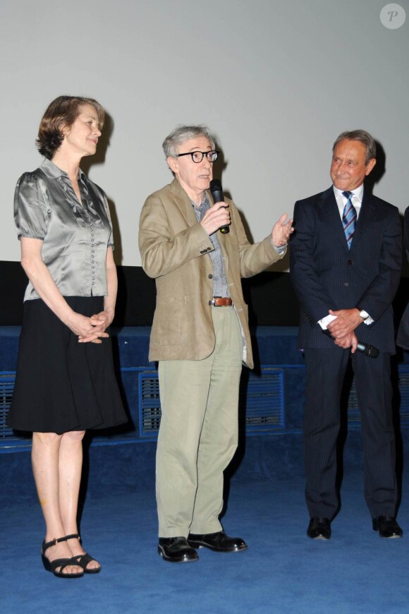 Charlotte Rampling, Woody Allen et Bertrand Delanoë, à l'occasion de l'ouverture du festival Paris Cinéma, au Gaumont Capucines, à Paris, le 1er juillet 2010.