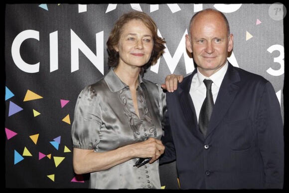 Charlotte Rampling et Christophe Girard, à l'occasion de l'ouverture du festival Paris Cinéma, au Gaumont Capucines, à Paris, le 1er juillet 2010.