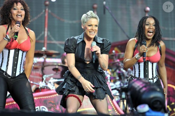 Pink se produit dans le cadre de son Funhouse Carnival Tour 2010, à Hyde  Park (Londres), pour le Wireless Festival, vendredi 2 juillet.