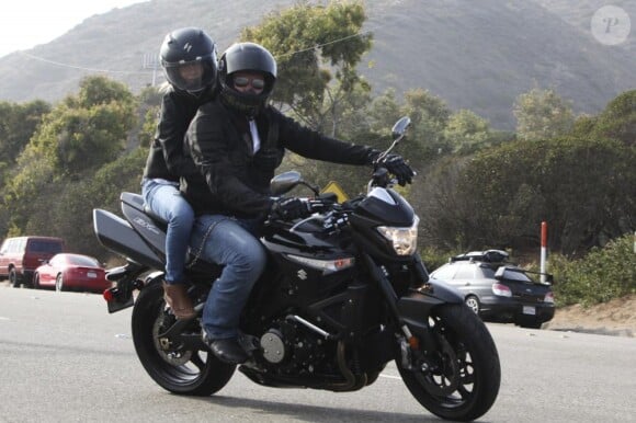 Tori Spelling et son époux, Dean McDermott, à moto. 