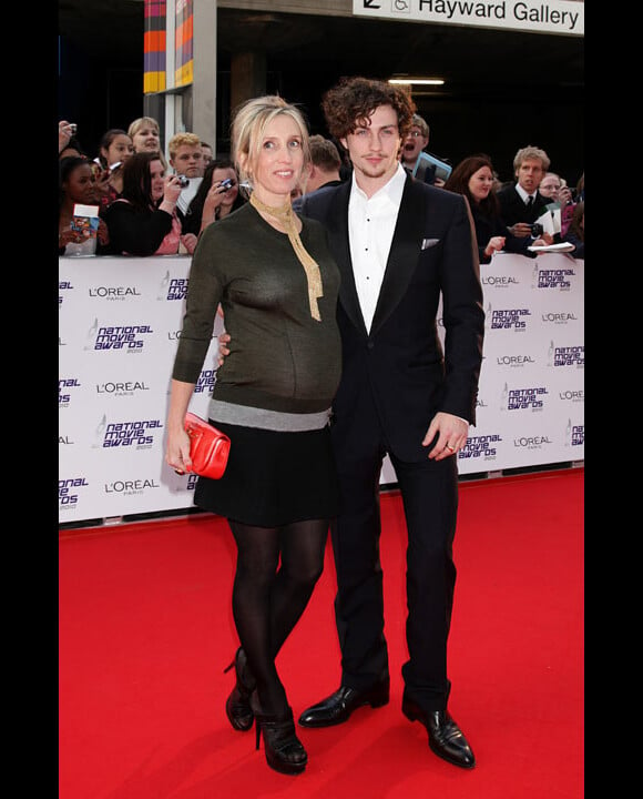 Sam Taylor-Wood enceinte et Aaron Johnson posent avant les National Movie Awards britanniques en mai 2010