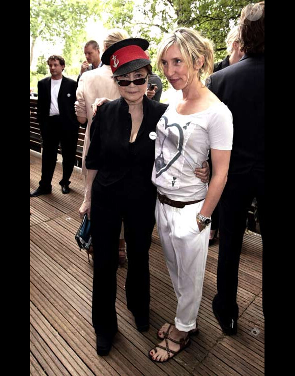 Sam Taylor-Wood en compagnis de Yoko Ono à Londres en juin 2009